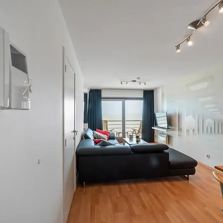 One-bedroom Flat With Sea Views And Parking Apartmán