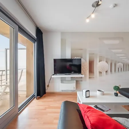 One-bedroom Flat With Sea Views And Parking *