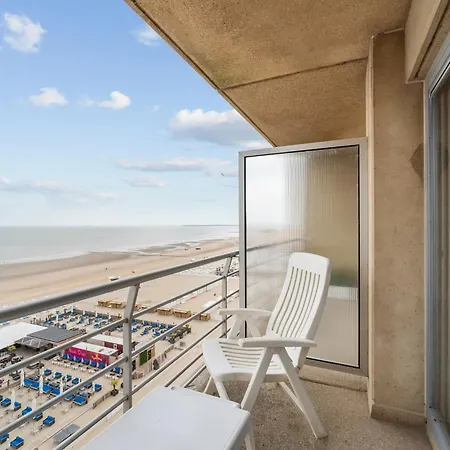 One-bedroom Flat With Sea Views And Parking Бланкенберге